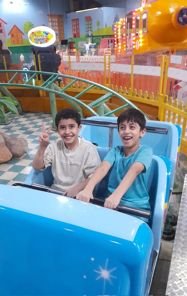 Altomouh_sch1's tweet photo. انطلاقًا من أهداف الخطة الإستراتيجية 
حلّقت الصفوف الأولية في ابتدائية الطموح – شارع الحج في يومٍ استثنائي مليء بالبهجة والانطلاق داخل ملاهي الضيافة مول 🎡
فرحة طلابنا ملأت المكان، وطاقتهم صنعت لحظات لا تُنسى، حيث امتزجت المتعة بالتجربة التربوية الهادفة 🌟
طموح للريادة 🚀✨ https://t.co/nQxzQakxK3