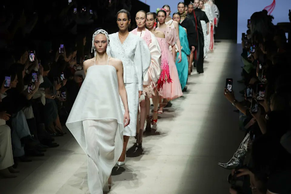 eleftheriagr's tweet image. Fashion Week στην εποχή των social; Κι όμως, η πασαρέλα ακόμα πουλάει δύναμη, κύρος και δουλειές #FashionWeek #μόδα #socialmedia eleftheria.gr/h-paradosiakh-…