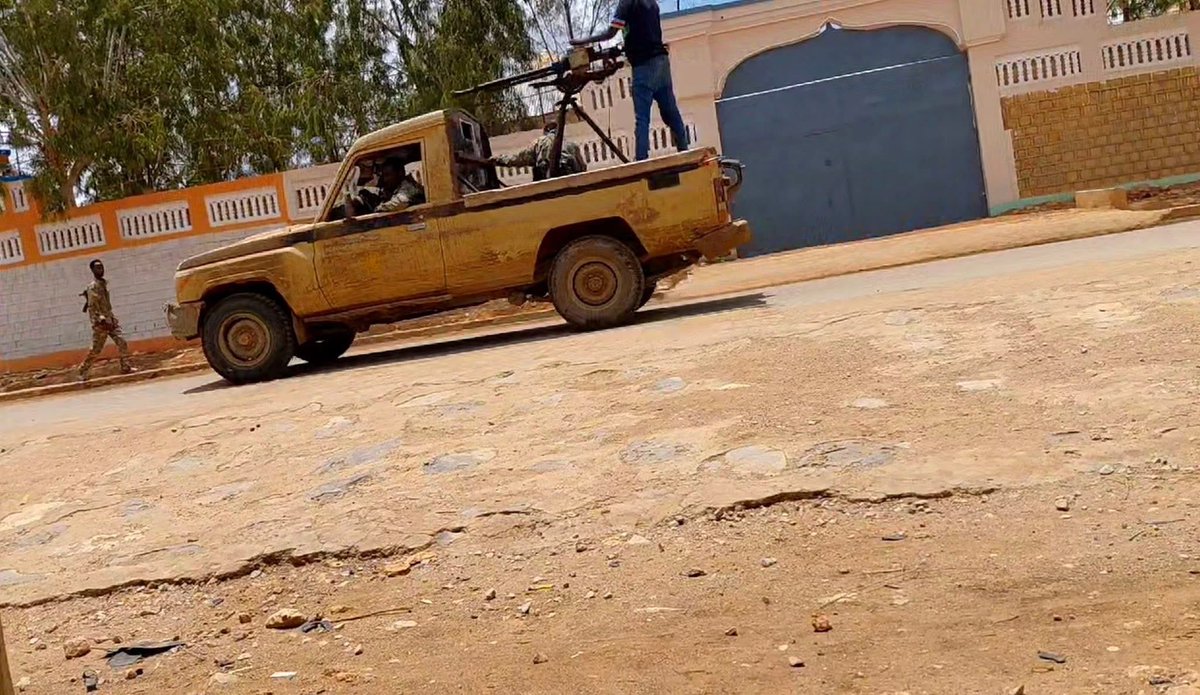 BaidoaOnline's tweet image. #ALERT: Tensions Escalate in Baidoa as Federal Forces Deploy Armored Vehicles

Federal government forces that recently captured Baidoa have deployed armed vehicles on the outskirts of the city, raising security concerns among residents. In recent days, locals have reported