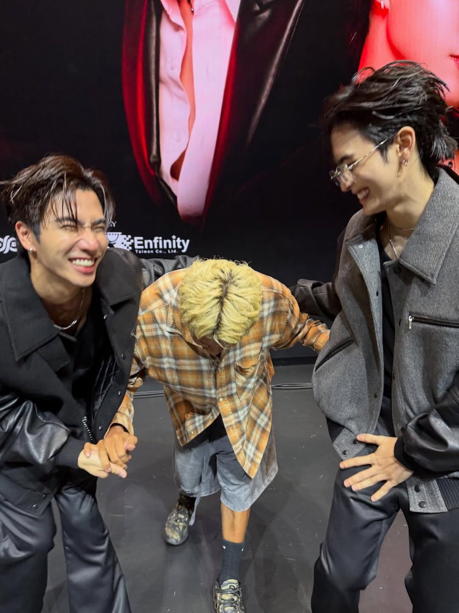 Trend for SANTA tweet media