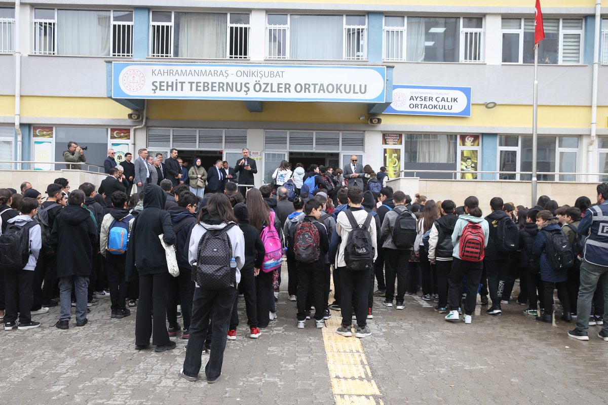 Urfa ve Maraş’taki öğretmenler son durumu soL’a anlattı👇

💬”İl ve ilçe milli eğitim müdürleri okullara moral ziyaretleri yapıyor sözde ama aslında fotoğraf çektirip gidiyorlar. Yeni ve özgün bir şey yok.”
💬"Geçen gün bir fen lisesi öğrencisinin velisine neden okula