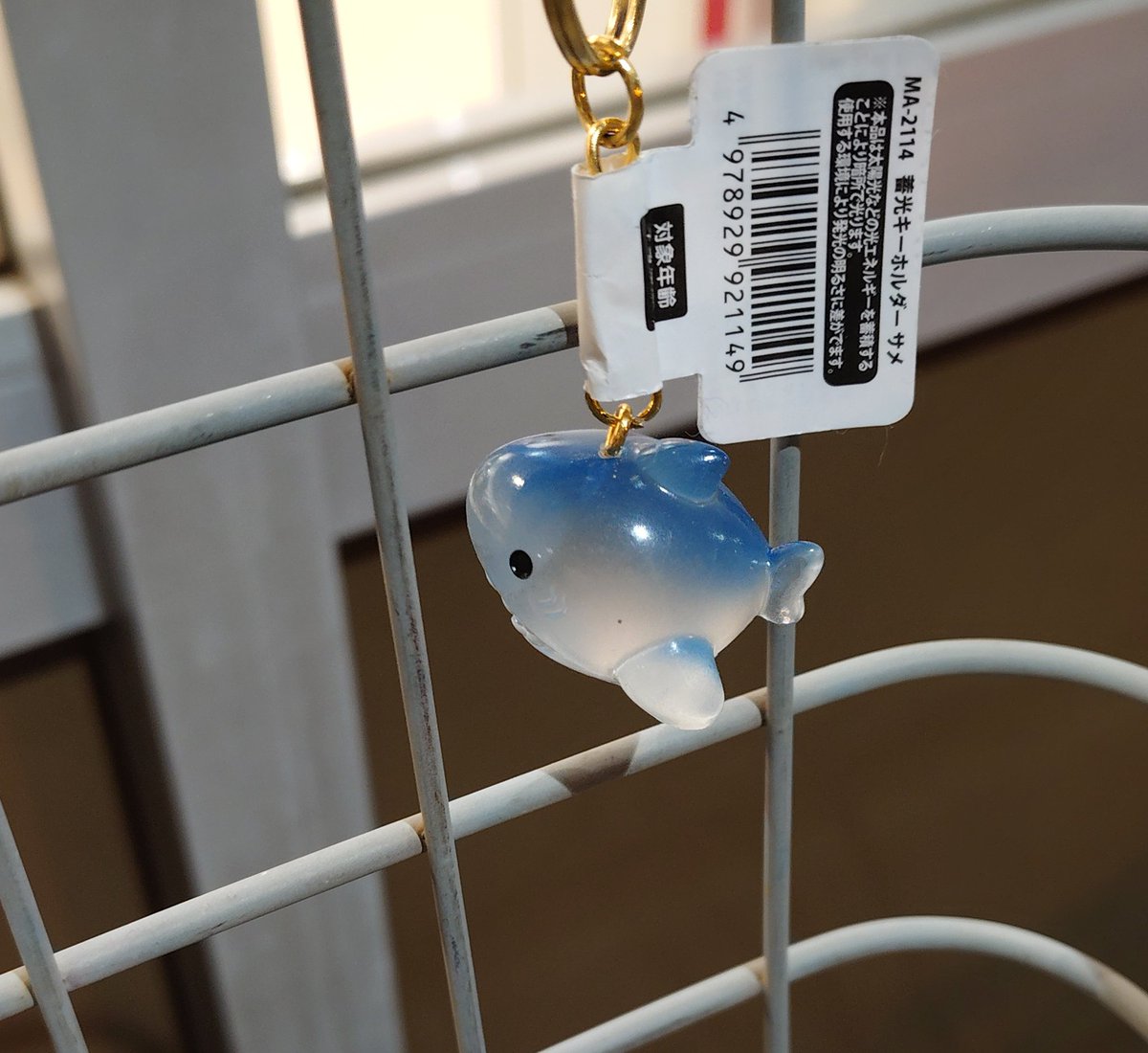 セリアでサメの蓄光キーホルダー買って、無意味に自転車のカゴにつける🦈