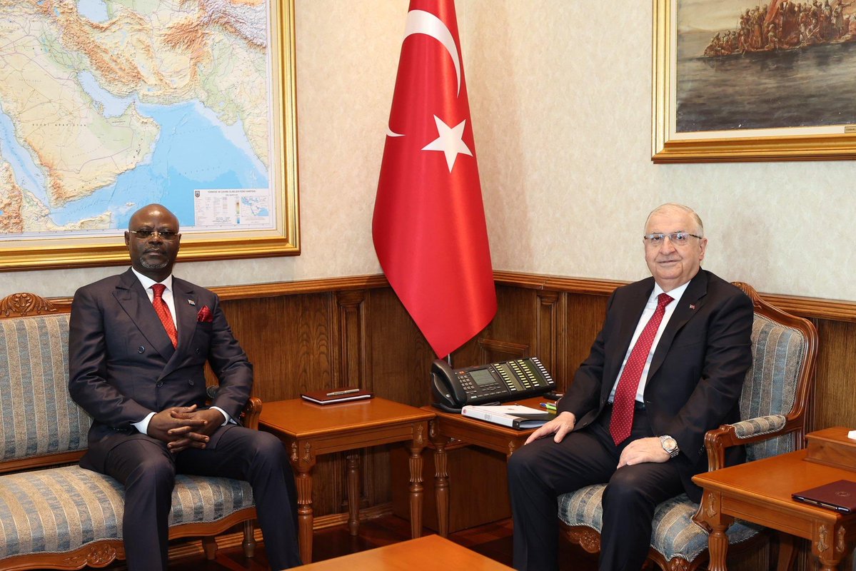 merhabafrika's tweet image. 🇹🇷🇨🇩 Millî Savunma Bakanı Yaşar Güler, #Kongo Demokratik Cumhuriyeti Savunma Bakanı Guy Kabombo Muadiamvita’yı Ankara’da askerî törenle karşıladı.

🔹 Görüşmede iki ülke arasındaki savunma ve askerî iş birliğinin geliştirilmesi ele alındı.