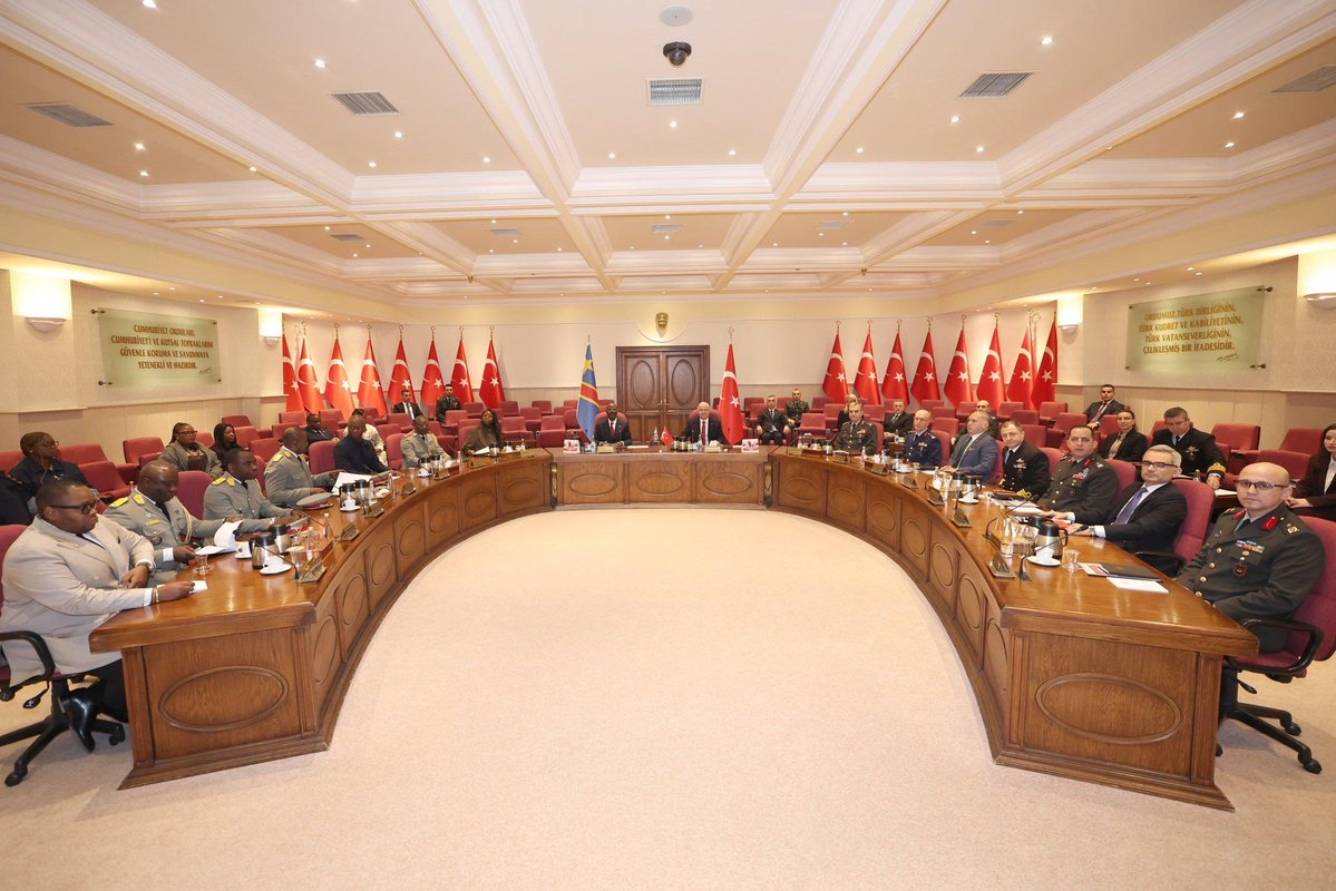 merhabafrika's tweet image. 🇹🇷🇨🇩 Millî Savunma Bakanı Yaşar Güler, #Kongo Demokratik Cumhuriyeti Savunma Bakanı Guy Kabombo Muadiamvita’yı Ankara’da askerî törenle karşıladı.

🔹 Görüşmede iki ülke arasındaki savunma ve askerî iş birliğinin geliştirilmesi ele alındı.