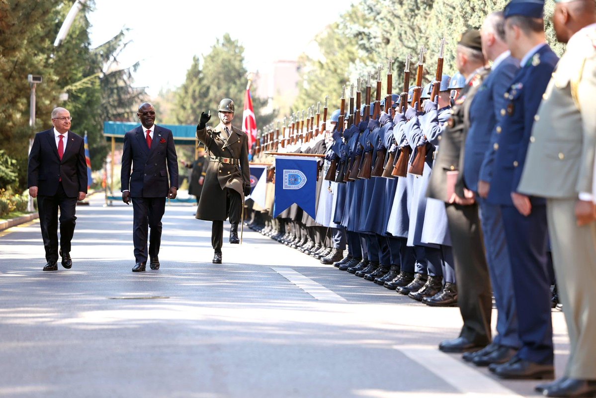 merhabafrika's tweet image. 🇹🇷🇨🇩 Millî Savunma Bakanı Yaşar Güler, #Kongo Demokratik Cumhuriyeti Savunma Bakanı Guy Kabombo Muadiamvita’yı Ankara’da askerî törenle karşıladı.

🔹 Görüşmede iki ülke arasındaki savunma ve askerî iş birliğinin geliştirilmesi ele alındı.