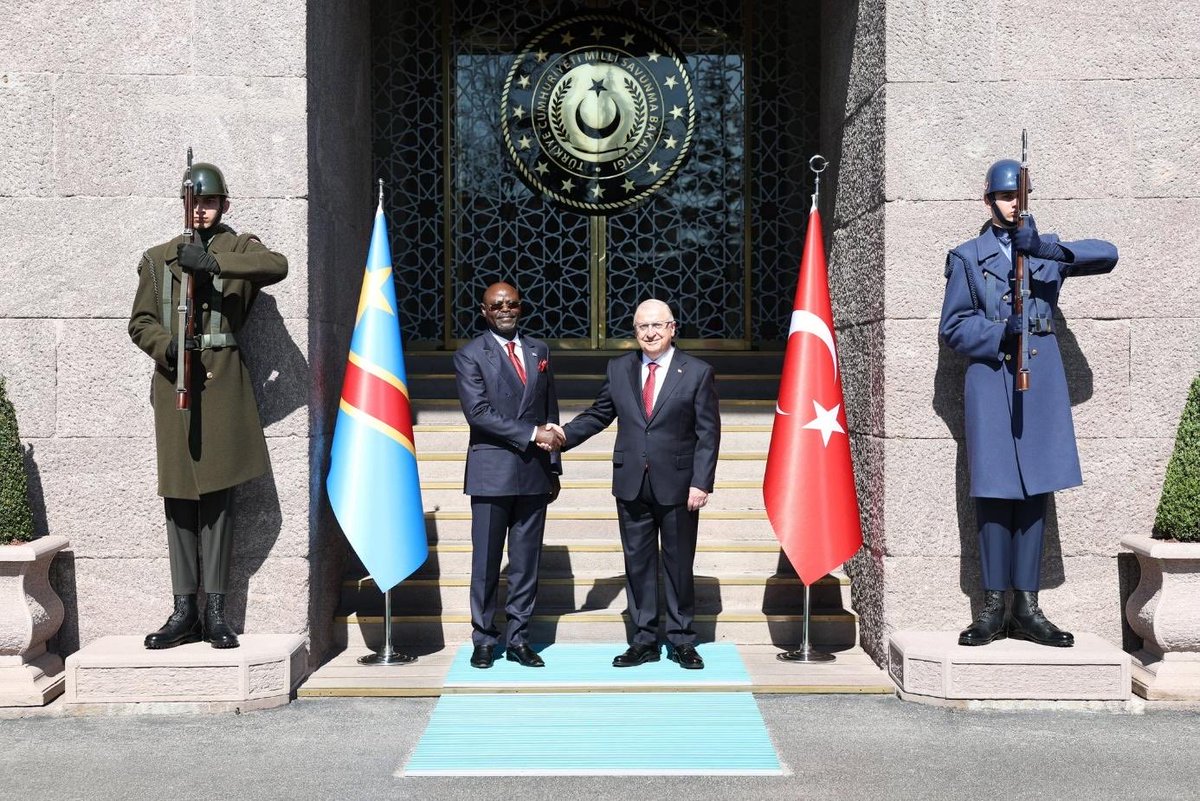 merhabafrika's tweet image. 🇹🇷🇨🇩 Millî Savunma Bakanı Yaşar Güler, #Kongo Demokratik Cumhuriyeti Savunma Bakanı Guy Kabombo Muadiamvita’yı Ankara’da askerî törenle karşıladı.

🔹 Görüşmede iki ülke arasındaki savunma ve askerî iş birliğinin geliştirilmesi ele alındı.