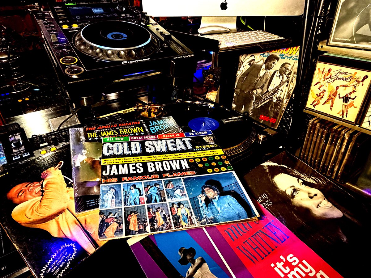 DST_DJ_Taka's tweet image. 今日4月21日(火)は、JB御大右腕の初期サックス奏者、故Pee Wee Ellis さんがご存命なら85歳の誕生日。
60年代後半御大黄金期の重要曲共作者でJB流Funk完成の功労者にH.B.D. !!!

Cold Sweat 
youtu.be/tvltTXEg5kI

#musicbar #soulbar #dance #高円寺 #dst #dopesoultraxx #jbs #PeeWeeEllis