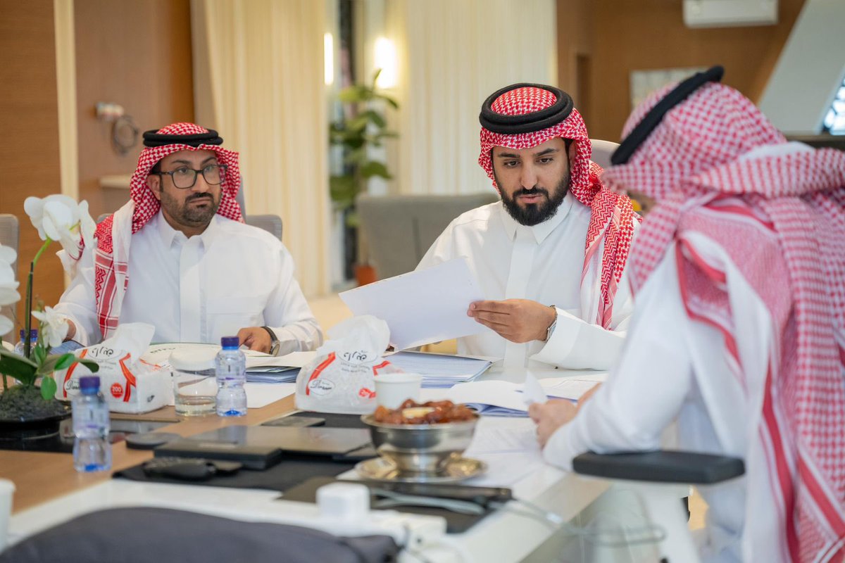rafhanewss's tweet photo. أمين منطقة الحدود الشمالية م. هشام بن محمد العوفي يزور #بلدية_قرية_ابن_شريم
▪️ناقش سير العمل، وخطط الاستثمار، وتعزيز كفاءة تحصيل الإيرادات
▪️اطلع على المشاريع البلدية الحالية واستعرض المشاريع المستقبلية

#الحدود_الشمالية 
#عرعر #رفحاء #طريف #العويقيلة https://t.co/5f9whKryLw
