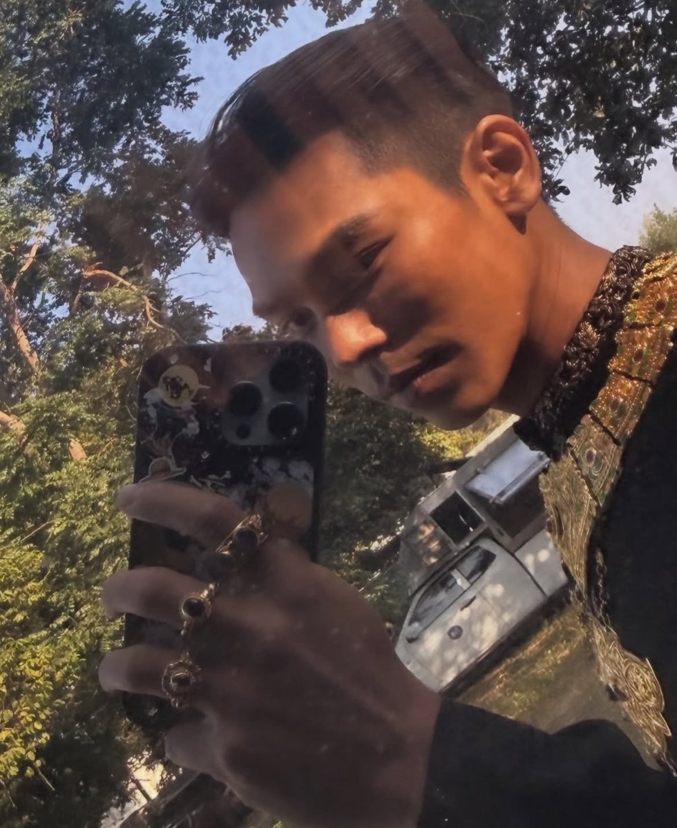 ขึ้นครองราชย์หน่อยก็มีไอโฟนใช้เลยนะ