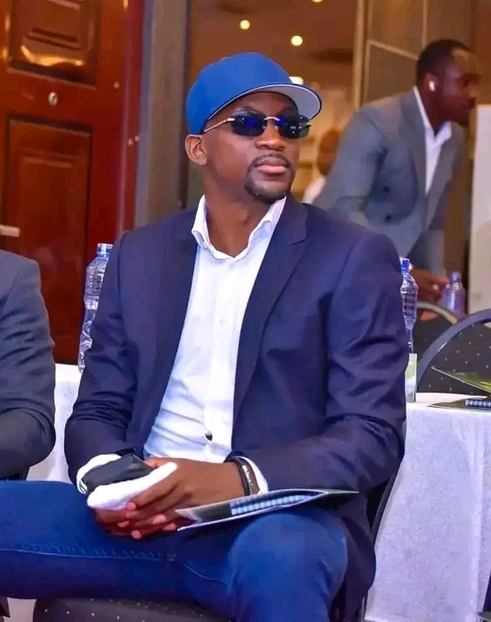 SamLufutu's tweet photo. Chabani Nonda le choix de tout le congolais mais est ce que sa vient de sa propre volonté ou il est juste là par là volonté de gens qui sont disqualifiés d'être là aujourd'hui? Avant il déclare je suis pas intéressé de diriger la fecofa pour le moment et aujourd'hui il est là https://t.co/D8YiBGtPCm