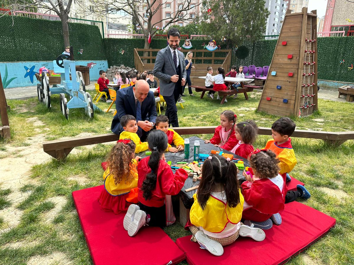 Beylikdüzü İlçe Millî Eğitim Müdürümüz Sayın Zekeriya Postacı, 23 Nisan haftası dolayısıyla BİAŞ Yeşilkent Anaokulu öğretmenlerimiz ve öğrencilerimiz tarafından hazırlanan etkinliğe katıldı.
<a href="/tcmeb/">Millî Eğitim Bakanlığı</a> <a href="/istanbulilmem/">İstanbul İl Millî Eğitim Müdürlüğü</a> <a href="/zekeriyaz/">Zekeriya Postacı</a>