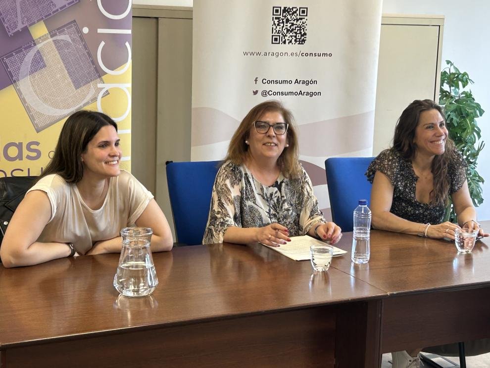 ConsumoAragon's tweet photo. AULAS CONSUMO | mpulsamos la formación de las personas consumidoras para prevenir bulos y actuar con criterio en el entorno digital. El Aula de Consumo sobre educación digital ha ofrecido herramientas para detectar fake news, verificar fuentes y reconocer publicidad encubierta. https://t.co/1M39ZgHzn4