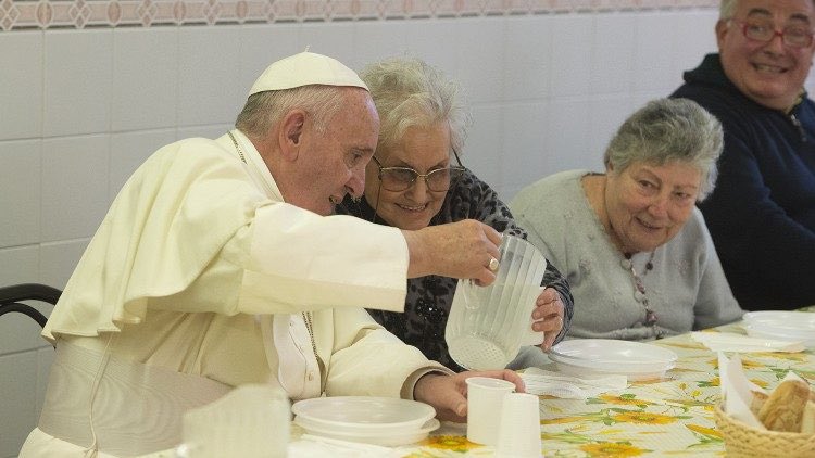 accastelloedu's tweet photo. A un año de la muerte del Papa Francisco, su voz sigue viva en lo más profundo de los pueblos.

Nos enseñó que la esperanza no es ingenua, que el amor es una fuerza transformadora y que la dignidad no se negocia. 

Pidió “hacer lío”, no desde la violencia, sino desde el compromiso, desde el coraje de no quedarnos quietos frente a la injusticia.

Francisco miró donde muchos no miran, abrazó donde otros excluyen y habló con una sencillez que desarmaba cualquier distancia. 

Nos recordó que nadie sobra, que todos tenemos un lugar y una responsabilidad en la construcción de un mundo más humano.

Hoy no lo recordamos con nostalgia, sino con decisión. Porque su legado no es pasado: es tarea. 

Que su ejemplo sea esa incomodidad que nos despierta, ese impulso que nos mueve y el lazo que siempre nos une.