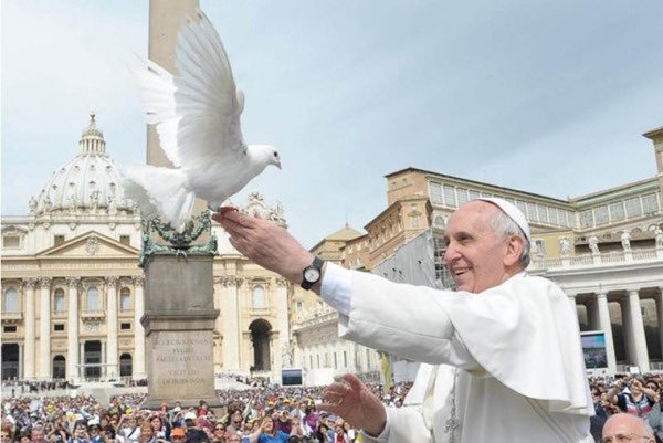 accastelloedu's tweet photo. A un año de la muerte del Papa Francisco, su voz sigue viva en lo más profundo de los pueblos.

Nos enseñó que la esperanza no es ingenua, que el amor es una fuerza transformadora y que la dignidad no se negocia. 

Pidió “hacer lío”, no desde la violencia, sino desde el compromiso, desde el coraje de no quedarnos quietos frente a la injusticia.

Francisco miró donde muchos no miran, abrazó donde otros excluyen y habló con una sencillez que desarmaba cualquier distancia. 

Nos recordó que nadie sobra, que todos tenemos un lugar y una responsabilidad en la construcción de un mundo más humano.

Hoy no lo recordamos con nostalgia, sino con decisión. Porque su legado no es pasado: es tarea. 

Que su ejemplo sea esa incomodidad que nos despierta, ese impulso que nos mueve y el lazo que siempre nos une.