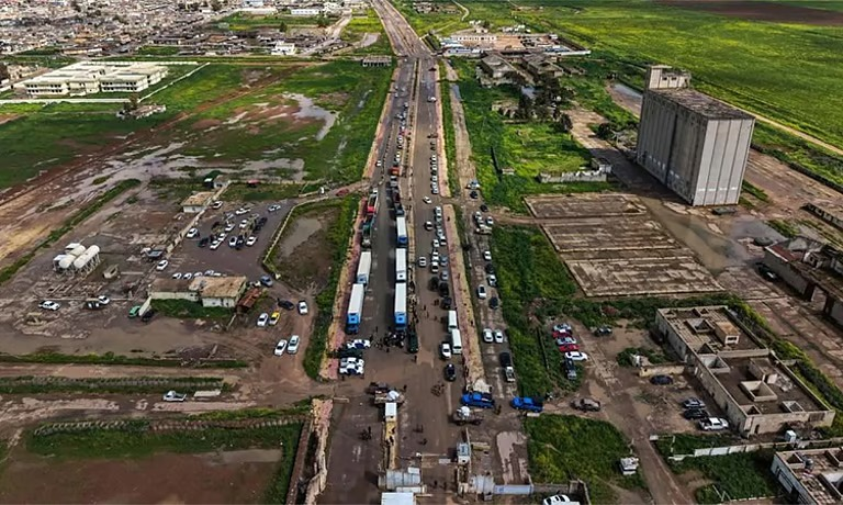 SooriyanFMlk's tweet image. பத்து ஆண்டுகளுக்குப் பின்பு வரலாற்று சிறப்பு மிக்க ஈராக் மற்றும் சிரியா எல்லை கடக்கும் பாதை மீண்டும் திறக்கப்பட்டுள்ளது.
#sooriyanfm #worldnews #iraq #syria