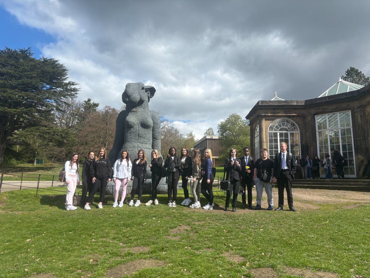 DeltaDonValley's tweet image. Inspiration in action! Year 10 Art &amp;amp; Photography exploring Yorkshire Sculpture Park through sketching and photography. #teamdva #experiences #art #photography #yorkshiresculpturepark