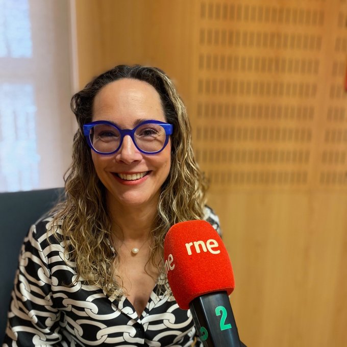 ULL's tweet photo. 🎙️ La investigadora de #ULL Teresa Giráldez ha pasado por los micrófonos de @doblehelicerne para hablar sobre los conocidos como "canales iónicos".

¡Escucha ya toda la entrevista! 👇

#Pódcast 📻 https://t.co/H9jyMry1S0 https://t.co/hYKhQ95RMq