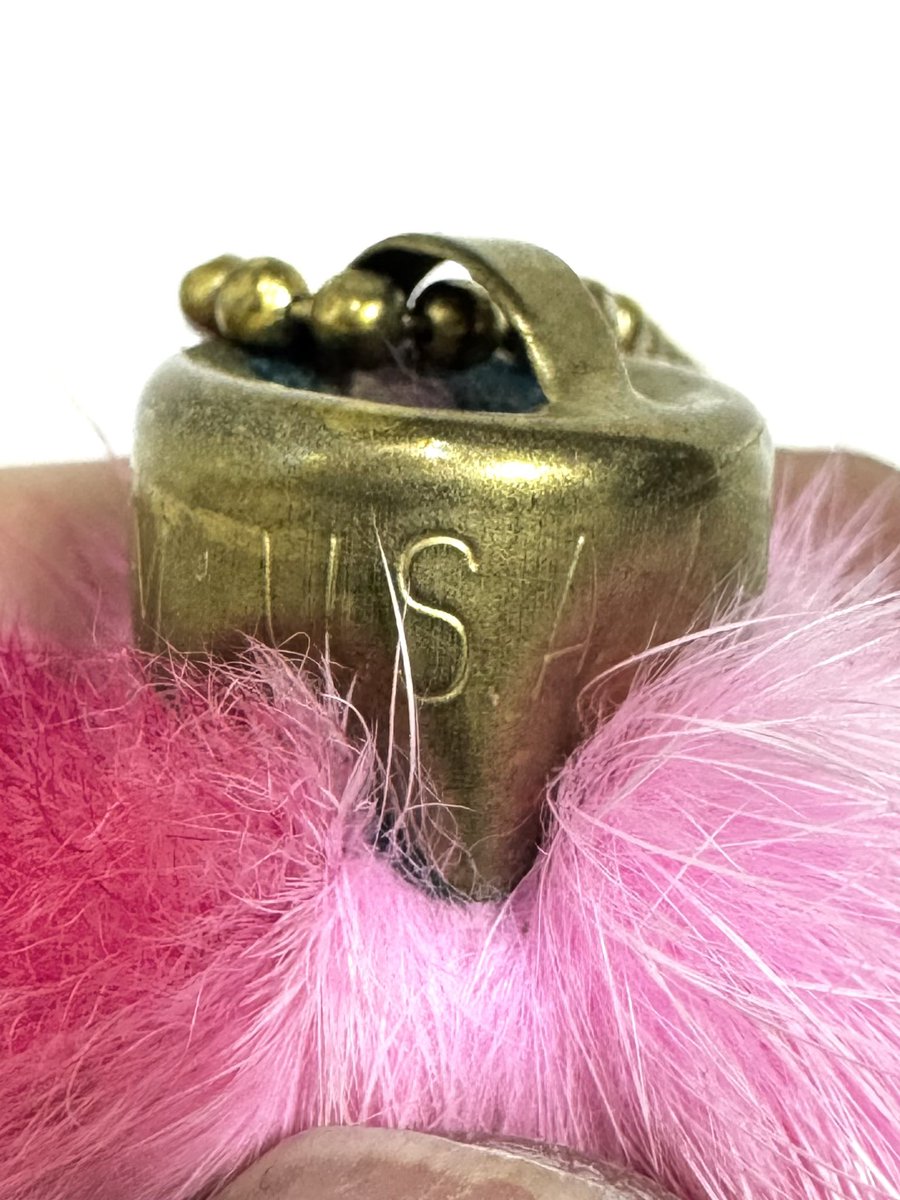 ④~60s DEAD STOCK LUCKY CHARMです。

サイズ　無
全長（画像2枚目をご参照ください）

~60s頃ラビットフットラッキーチャーム
アメリカではトラディショナルなお守りです。ピンクカラーでチェーンはオリジナルです。
アクセントしても色々と使える1点です。
truevintage.jp