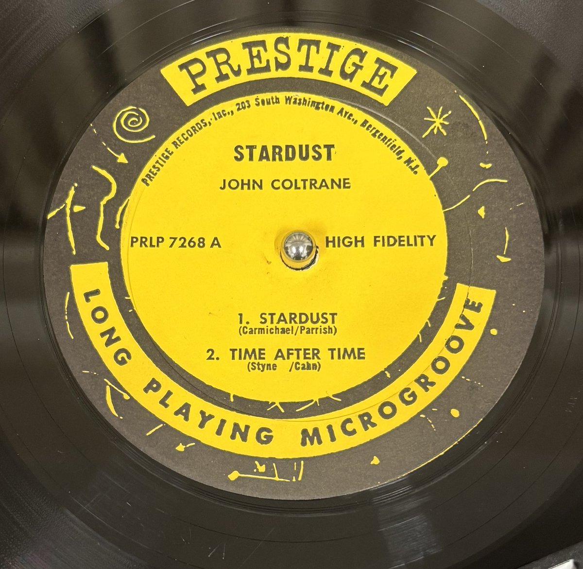 NISHIta1170104's tweet image. 🙇‍♂️
本日の締めは
John Coltrane『Stardust』US盤1963年mono
このalbumは結構気合いを入れて購入しましたが😊
生々しい演奏で納得したのを覚えています👏👌コルトレーンのサックスから聴こえる息遣いが凄い🎷
チェンバースのベースラインも👍
#analog #rock #jazz #レコード #オーディオ #audio #vinyl