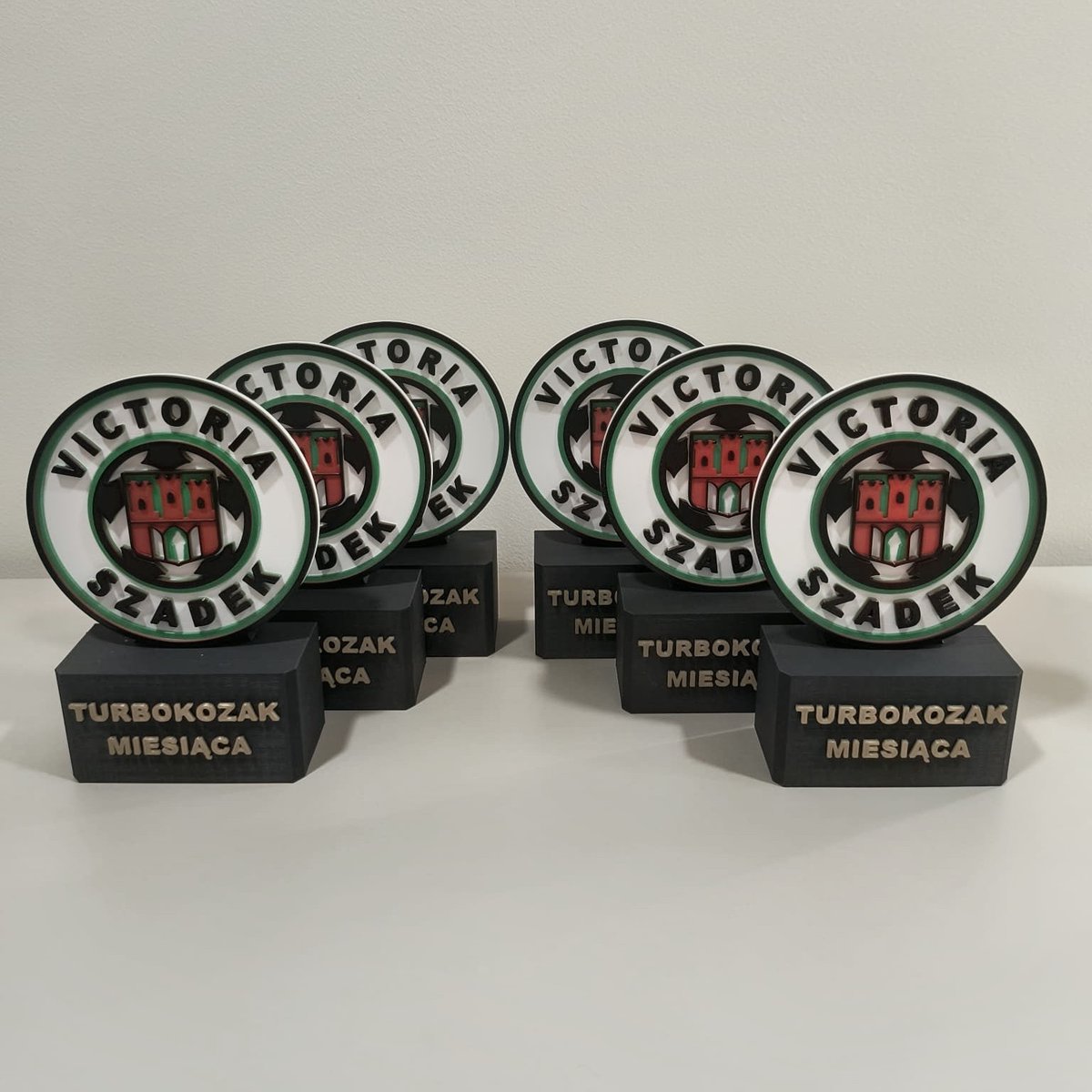 herbyw3D's tweet photo. Statuetki "Turbokozak miesiąca" to kolejny pomysł, jak nagradzać swoich najlepszych piłkarzy 🏆

Dziękuję Victoria Szadek za współpracę 🤝

Wy również z wyprzedzeniem zadbajcie o swoje statuetki na wyjątkowe okazję,takie jak zakończenie sezonu 2025/26!
Niebawem nie tylko statuetki z herbami, ale też nowości której bede Wam tu pokazywał🙂

#VictoriaSzadek #TurbokozakMiesiąca #Statuetki3D #HerbKlubu #PiłkaNożna #Szadek #Druk3D #KibicowskaDuma #VictoriaSzadek