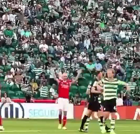 SLBFrance's tweet image. 😮 À la 36e minute, Hjulmand est averti par M. Pinheiro pour contestation et réagit avec agacement.

😂 Juste derrière Aursnes, l’imite en exagérant ses gestes, se moquant ouvertement une scène devenue virale.

🎥 record.pt/multimedia/vid…

#FredrikAursnes #MortenHjulmand #Derby