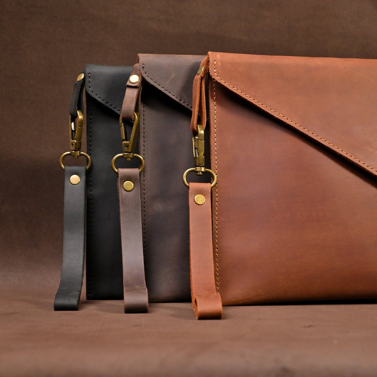 giruafrica's tweet image. We couldn’t find a bag we trusted to last, so we made one 🧵
Then another. Now it’s a full collection.

Handmade in Kenya 🇰🇪 from full-grain leather
Built for the long haul 💼

giruafrica.com

#GiruAfrica #MadeInKenya #MinimalistStyle #FullGrainLeather #EverydayCarry