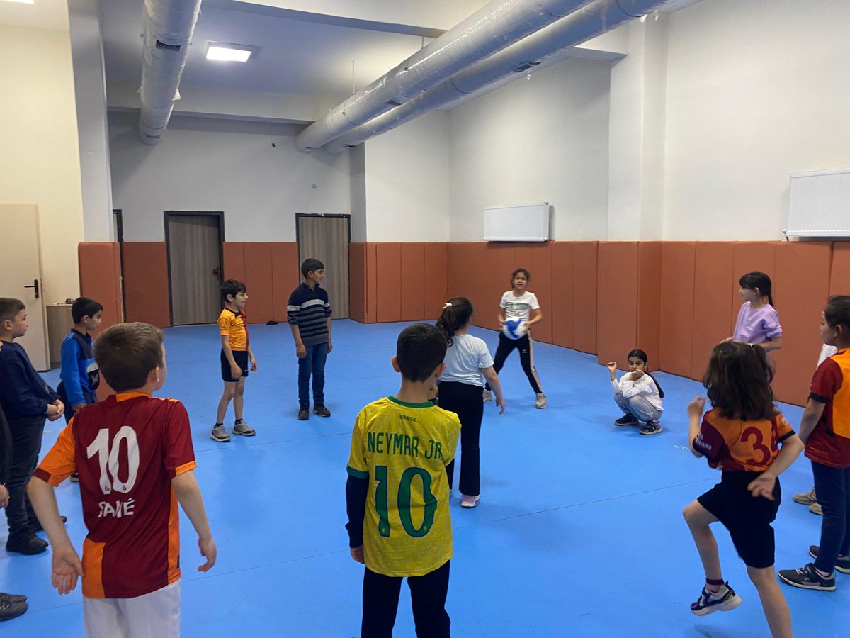 SemihGkdgn's tweet photo. Nurdağı Gençlik ve Spor İlçe Müdürlüğü olarak 

"Spora ilk Adım Projesi " kapsamında Aslanlı İlkokulunda 

⚽⛹️  Olumsuz hava şartlarına rağmen heryerde Spor #sinifiçietkinlik 

@OA_BAK @BBozgeyik_27 @YILDIRIRMehmet @ncerciyas @Numannafizsahin @hruhimor @GSB_Gaziantep https://t.co/Vdd6h97vVT
