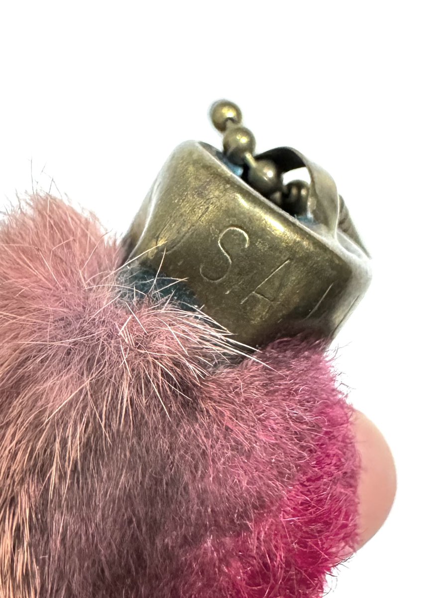 ③~60s DEAD STOCK LUCKY CHARMです。

サイズ　無
全長（画像2枚目をご参照ください）

~60s頃ラビットフットラッキーチャーム
アメリカではトラディショナルなお守りです。ピンクカラーでチェーンはオリジナルです。
アクセントしても色々と使える1点です。
truevintage.jp