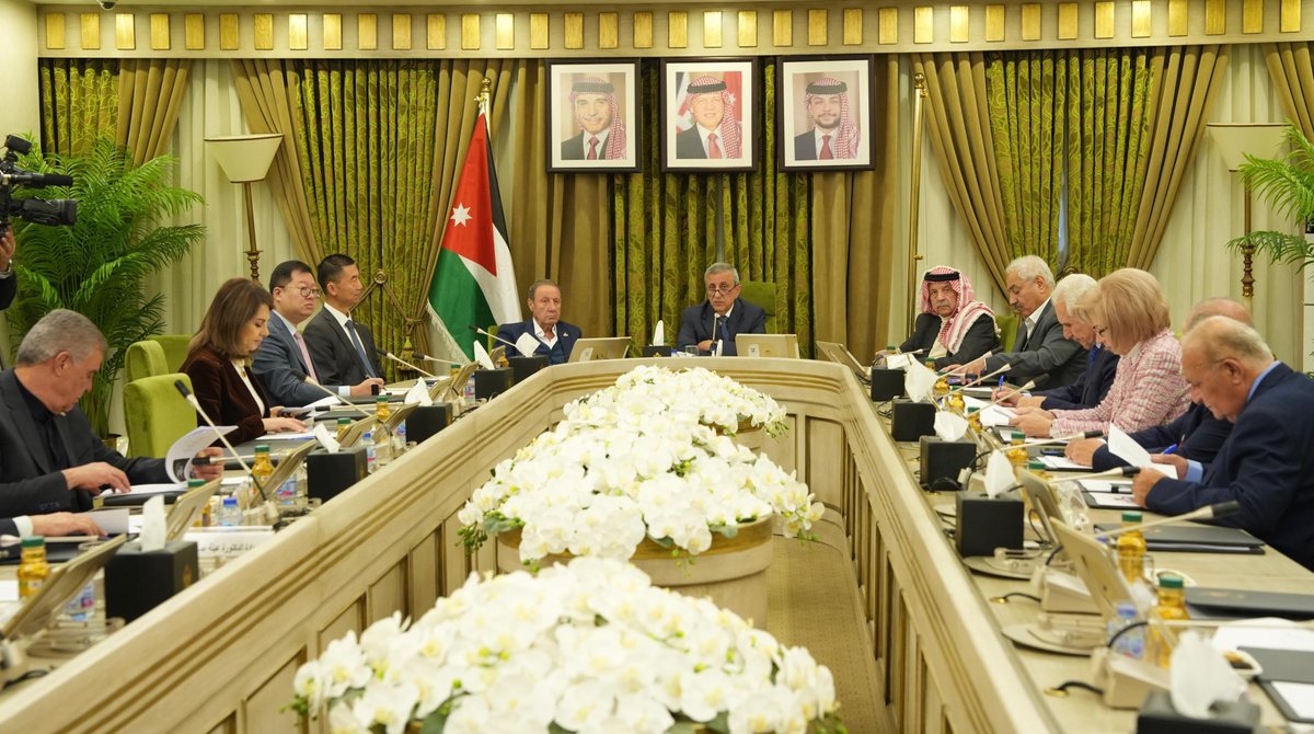 Senatejordan's tweet photo. عمان 21 نيسان (مجلس الأعيان )- بحثت لجنة الصداقة الأردنية الصينية في مجلس الأعيان برئاسة العين عيسى حيدر مراد، خلال لقائها اليوم الثلاثاء، مع السفير الصيني سبل تعزيز العلاقات الثنائية، خاصة في المجالات الاقتصادية والاستثمارية والتجارية، مع التأكيد على عمق الشراكة بين البلدين وضرورة تفعيل الاتفاقيات الموقعة.
وشدد الجانبان على أهمية توسيع التعاون في قطاعات البنية التحتية والطاقة ونقل التكنولوجيا، في ظل التحديات الإقليمية التي تؤثر على التجارة العالمية. كما أكدا أهمية دعم الاستقرار الإقليمي والقضية الفلسطينية، إلى جانب تعزيز التبادل الثقافي والأكاديمي والسياحي بين البلدين.

التفاصيل : https://t.co/2HsNiURzq6
#مجلس_الأعيان_الأردني #الاردن #عمان