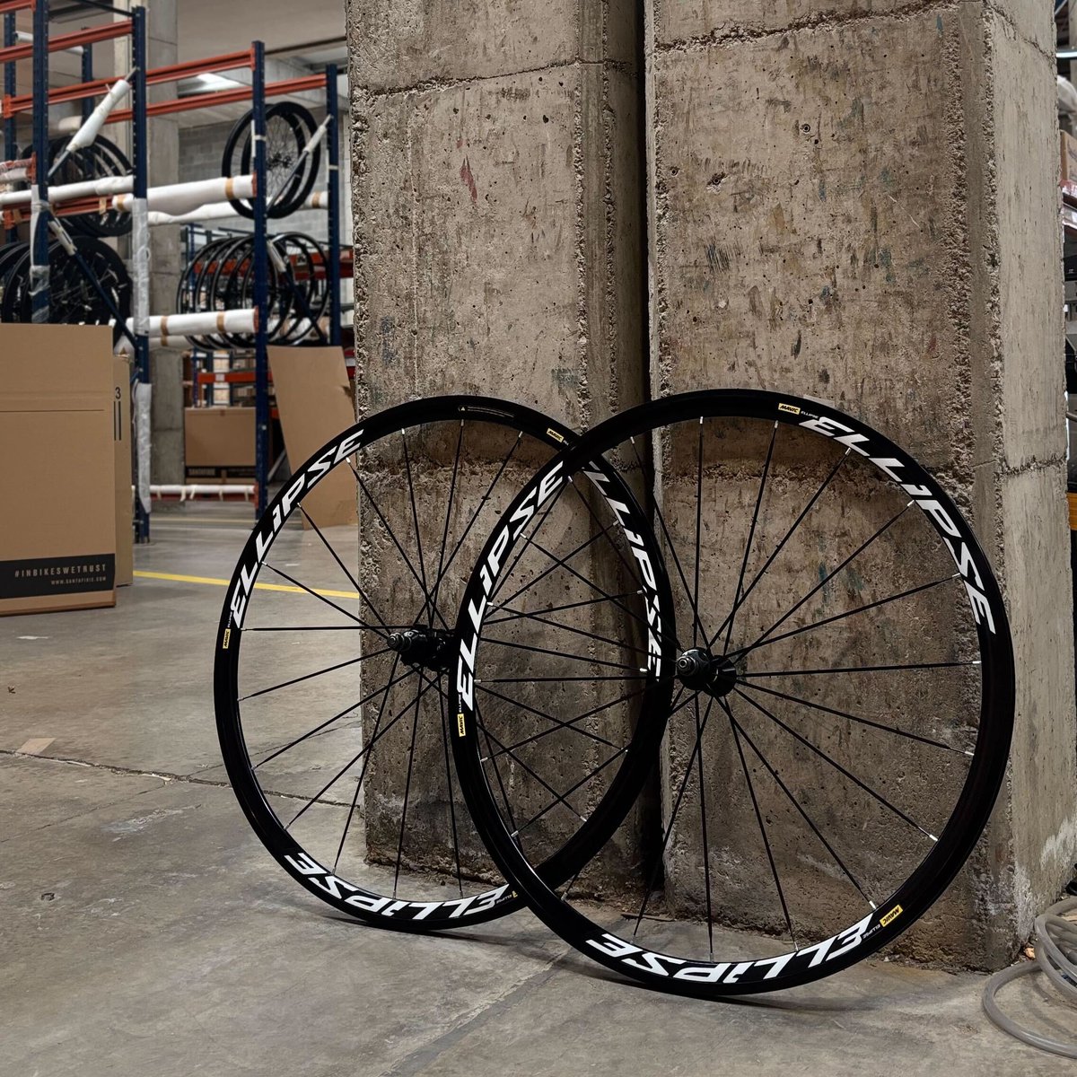 santafixie's tweet photo. 💨 ¡Las Mavic Ellipse, probablemente las ruedas más utilizadas en montajes de piñón fijo de calidad para uso urbano, ahora con un 40% de descuento!

🌐 https://t.co/vbfgjEHO0b https://t.co/cVgjbwkclX