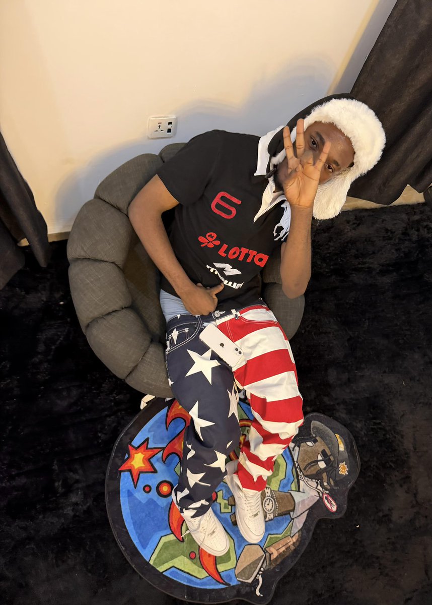 thisizcoka's tweet photo. Unbothered… https://t.co/XPI97PY2lK