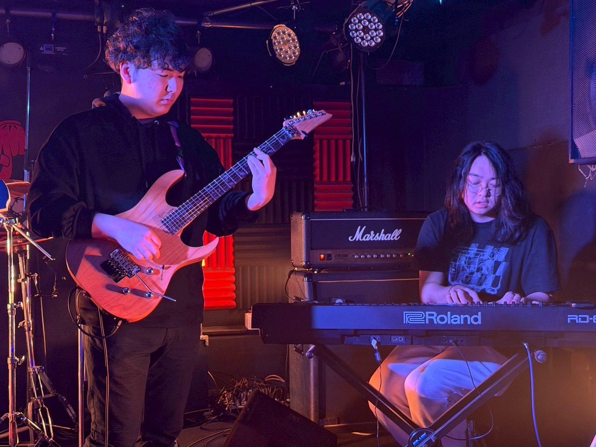 OneAnts2007's tweet photo. 2026.4.19

新生BACK THE KIDの初陣ライブでした☺️
まさかのアコ体制でのライブでした。
"アコースティックの音が鳴る"ギターで演奏してきました！

発見も多い分、課題も沢山！！ https://t.co/JEfRFMXeDm