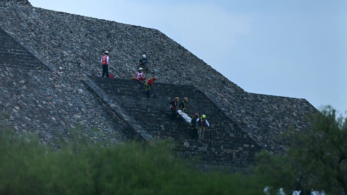 extranewsmundo's tweet image. 🚨 #Teotihuacan: El tirador Julio César Jasso (27) admiraba a Hitler y la masacre de Columbine. Eligió el 20 de abril por su carga simbólica. Autoridades hallaron imágenes del agresor con los asesinos de 1999 generadas con IA. 🇲🇽🏛️ #Seguridad #ExtremaDerecha #Mexico