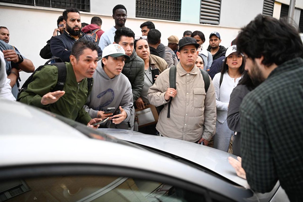 Madridiario's tweet image. #Social Colapso para conseguir el certificado de vulnerabilidad: migrantes pasan varias noches en la calle a la espera del informe que les permite iniciar el proceso de regularización #Madridiario @AculcoMadrid
📸madridiario.es/colapsos-conse…