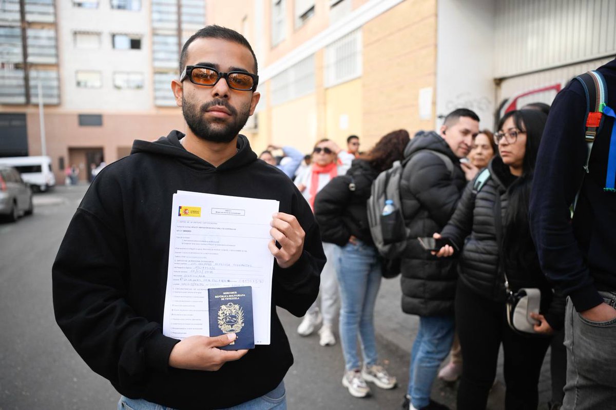 Madridiario's tweet image. #Social Colapso para conseguir el certificado de vulnerabilidad: migrantes pasan varias noches en la calle a la espera del informe que les permite iniciar el proceso de regularización #Madridiario @AculcoMadrid
📸madridiario.es/colapsos-conse…