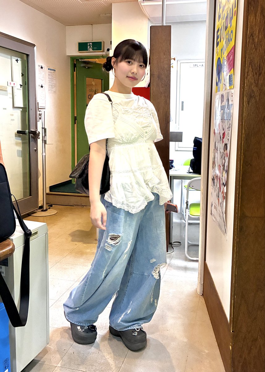 GIRLS GIRLS GIRLS tweet media