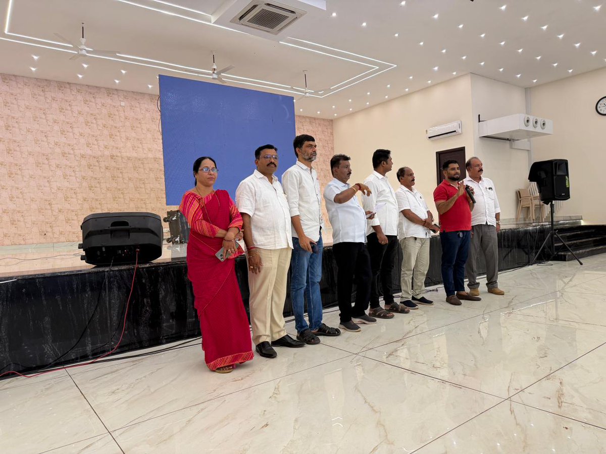 JagrutaKtaka's tweet photo. SIR ಹಿಂದಿರುವ ರಾಜಕೀಯ ಹುನ್ನಾರಗಳು & ಯಾರೋಬ್ಬರ ವೋಟು ಡಿಲೀಟ್ ಆಗದಂತೆ ಮಾಡಬೇಕಾದುದ್ದೇನು? ವಿಷಯದ ಕುರಿತು ಬೆಳ್ತಂಗಡಿಯಲ್ಲಿ ಕಾಂಗ್ರೆಸ್ ಪಕ್ಷದ BLA ಗಳಿಗೆ SIR ತರಬೇತಿ ಕಾರ್ಯಕ್ರಮ ನಡೆಯಿತು. ಜಾಗೃತ ಕರ್ನಾಟಕದ ವತಿಯಿಂದ ಡಾ.ವಾಸು ಎಚ್.ವಿ ಮತ್ತು ಮೋಹನ್ ಜಿ.ಕೆ ತರಬೇತಿ ನೀಡಿದರು.
#NoToSIR #RejectSIR #KarnatakaAgainstSIR https://t.co/alUNYl2ZYW