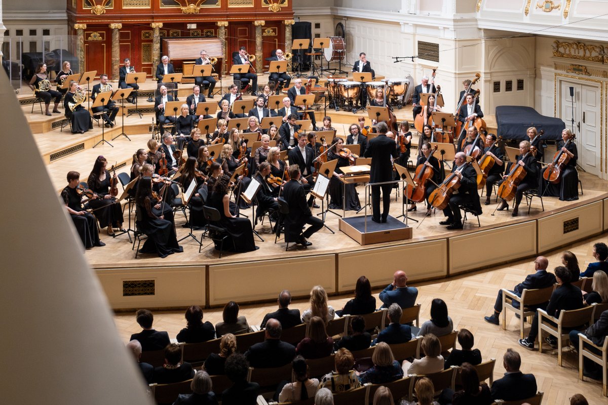 FeelHarmonia's tweet photo. Rafał  Blechacz (fortepian) i Orkiestra Filharmonii Poznańskiej pod batutą  Tomáša Netopila, czyli mistrzowskie wykonania dzieł Mozarta, Beethovena i  Brahmsa – tak najkrócej można określić piątkowy koncert z cyklu  „Gwiazdy Światowych Estrad”.

https://t.co/XgrkdVeXB6 https://t.co/nVlS91sTFg