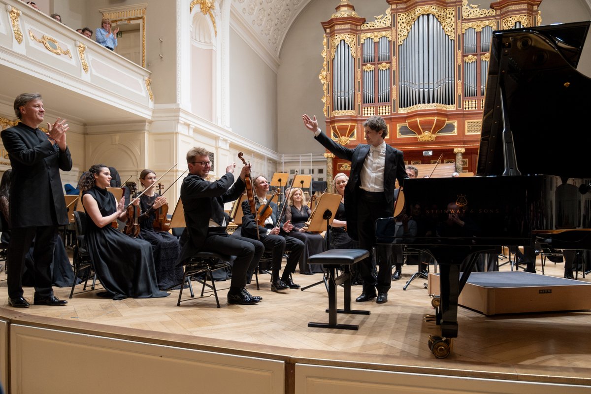 FeelHarmonia's tweet photo. Rafał  Blechacz (fortepian) i Orkiestra Filharmonii Poznańskiej pod batutą  Tomáša Netopila, czyli mistrzowskie wykonania dzieł Mozarta, Beethovena i  Brahmsa – tak najkrócej można określić piątkowy koncert z cyklu  „Gwiazdy Światowych Estrad”.

https://t.co/XgrkdVeXB6 https://t.co/nVlS91sTFg