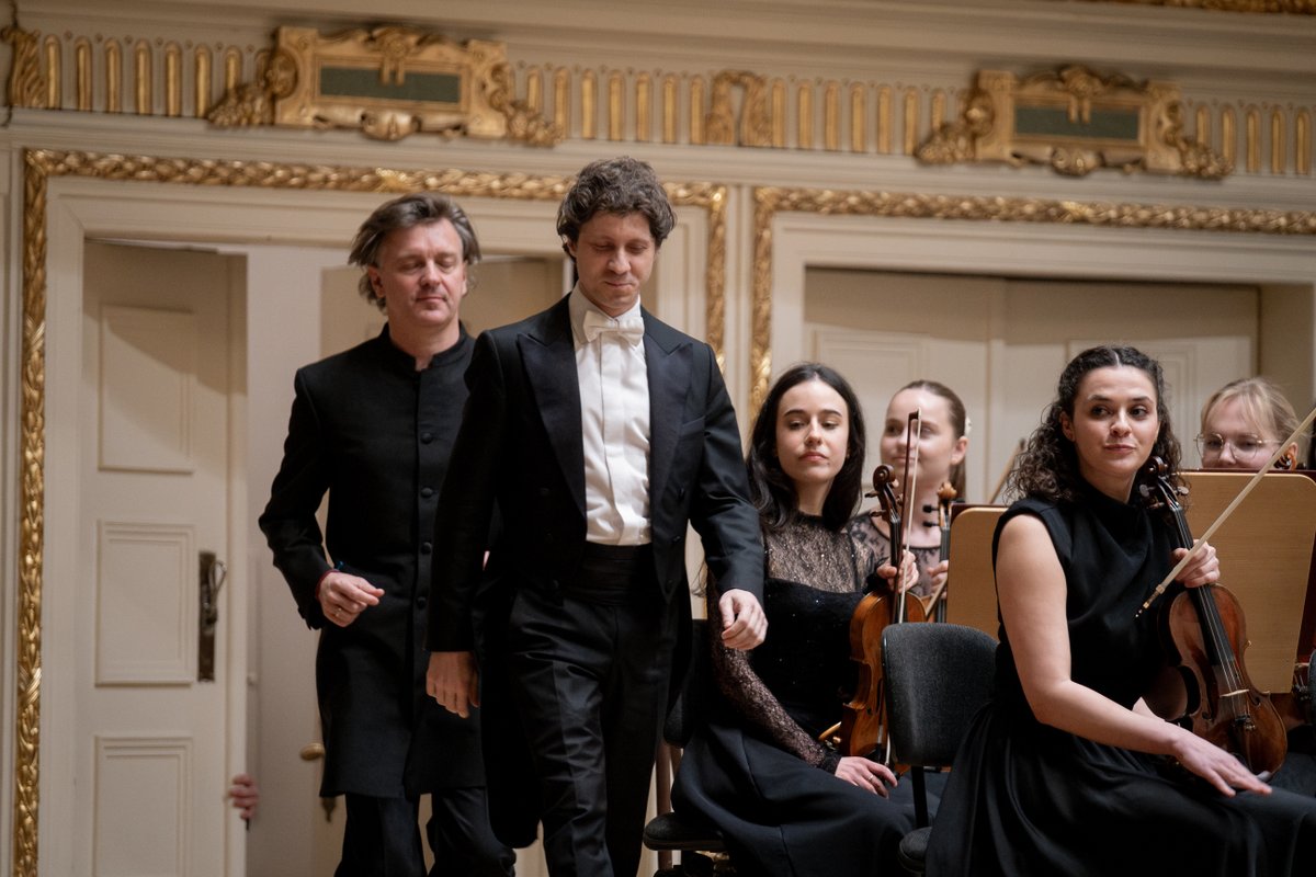 FeelHarmonia's tweet photo. Rafał  Blechacz (fortepian) i Orkiestra Filharmonii Poznańskiej pod batutą  Tomáša Netopila, czyli mistrzowskie wykonania dzieł Mozarta, Beethovena i  Brahmsa – tak najkrócej można określić piątkowy koncert z cyklu  „Gwiazdy Światowych Estrad”.

https://t.co/XgrkdVeXB6 https://t.co/nVlS91sTFg