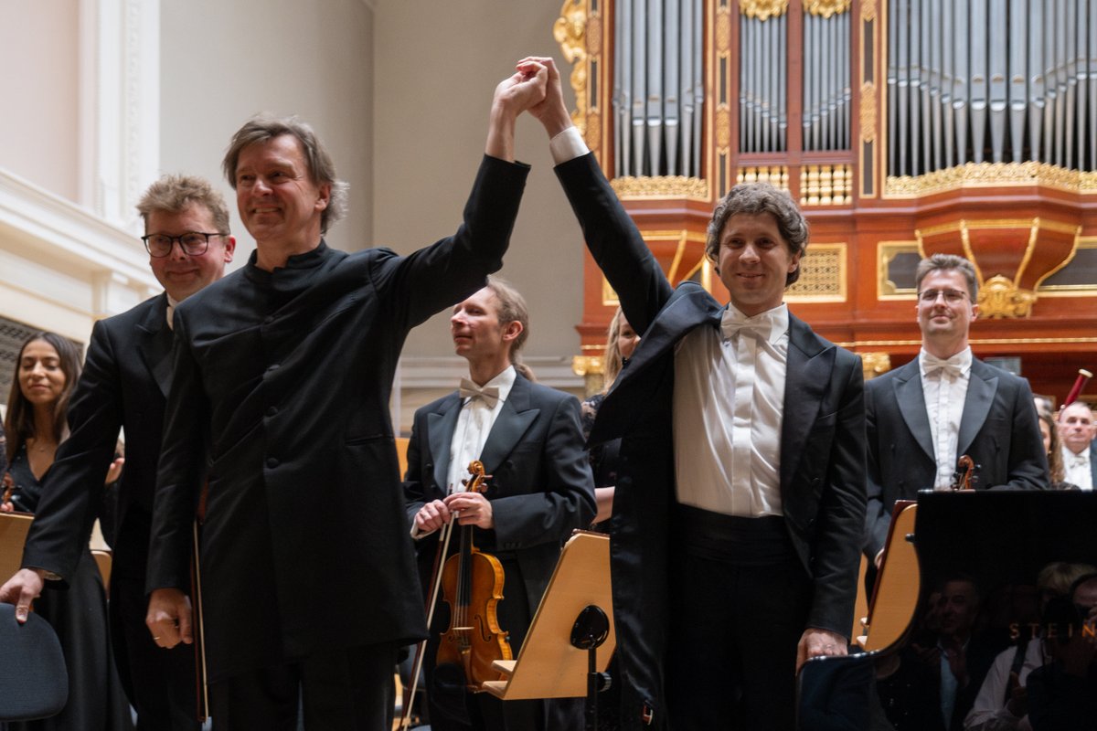 FeelHarmonia's tweet photo. Rafał  Blechacz (fortepian) i Orkiestra Filharmonii Poznańskiej pod batutą  Tomáša Netopila, czyli mistrzowskie wykonania dzieł Mozarta, Beethovena i  Brahmsa – tak najkrócej można określić piątkowy koncert z cyklu  „Gwiazdy Światowych Estrad”.

https://t.co/XgrkdVeXB6 https://t.co/nVlS91sTFg