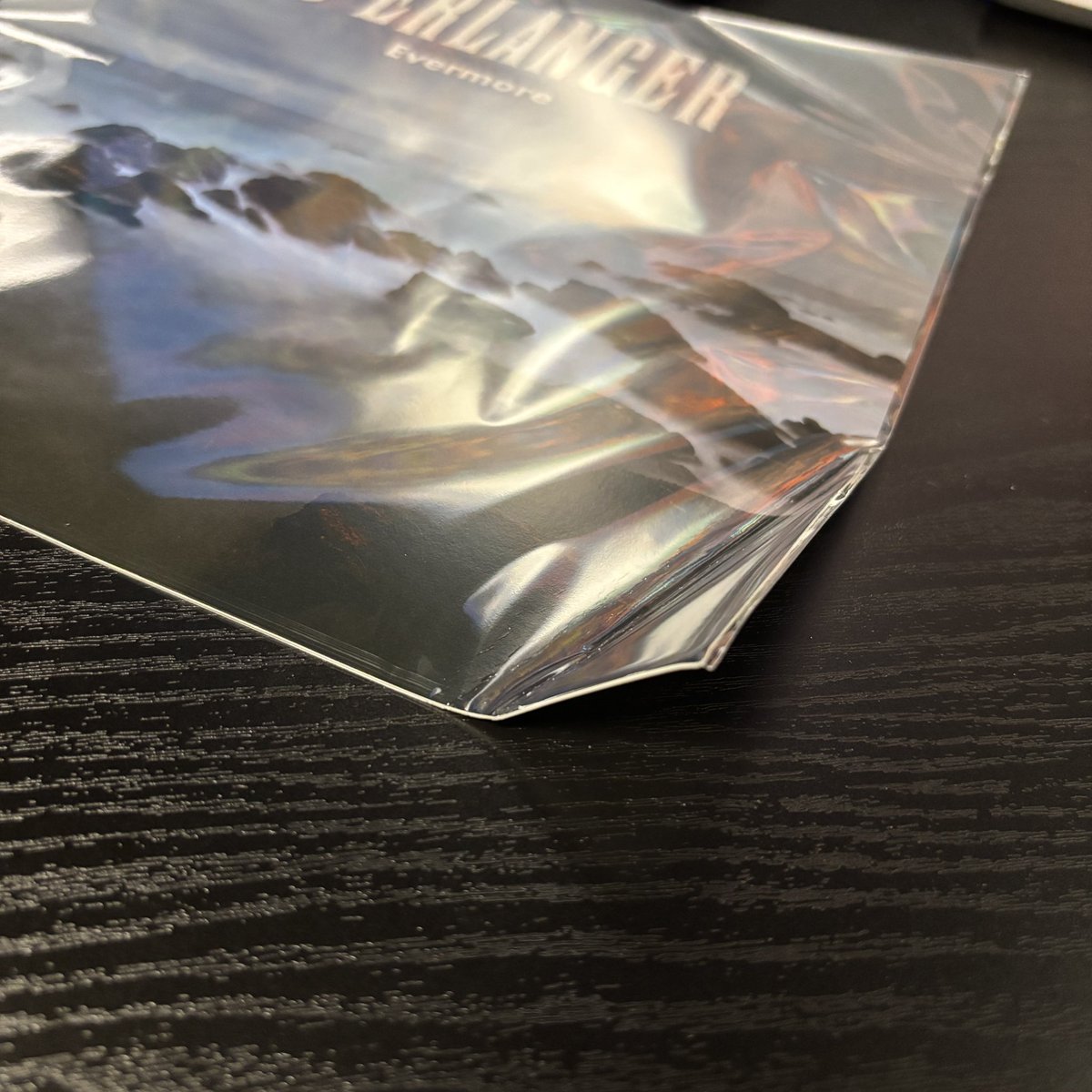 nomurakuu's tweet photo. Amazonで買ったD'ERLANGERの「evermore」届いたんだけど、ポストに無理やり入れたのか、中のAmazon特典のメガジャケ？っての角が折れ曲がってて悲しみ…

写真で伝わるかな、この気持ち https://t.co/cw8KFGJNPo