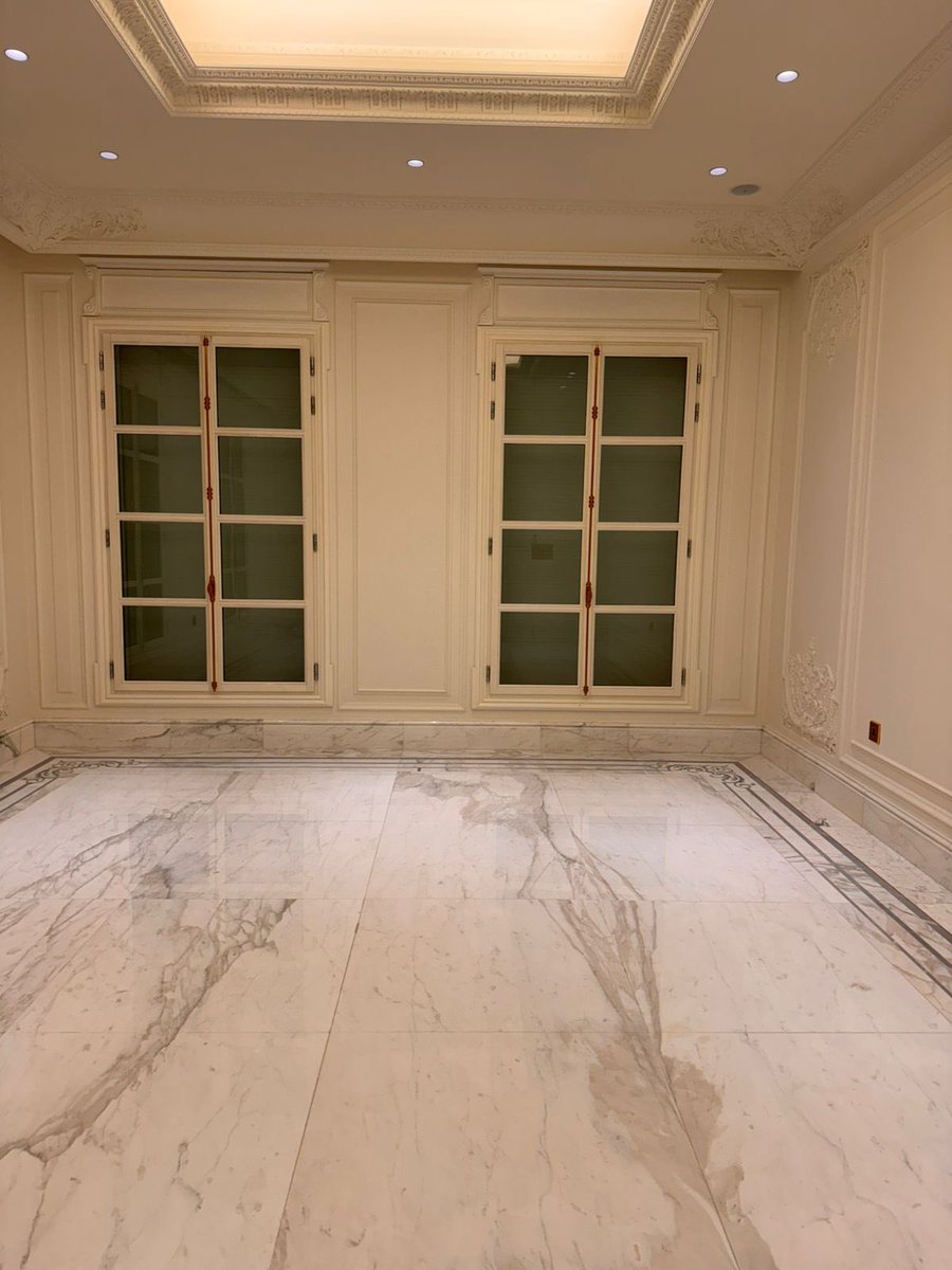 ALKAYANDECOR's tweet photo. مشروع سكني في جدة📍
تم تنفيذ النوافذ بالكامل من الخشب من الداخل والخارج باستخدام خشب Red Grandis الفاخر صناعة إيطالية.
تم تشطيبها بدهان RAL أبيض يمنحها مظهراً ناعماً وأنيقاً يضيء المكان ويعكس ذوقًا رفيعًا.

جودة تُرى، وحرفية تُحس من أول نظرة. ✨

#تصميم_داخلي #نوافذ_خشبية https://t.co/onAABVp7z0