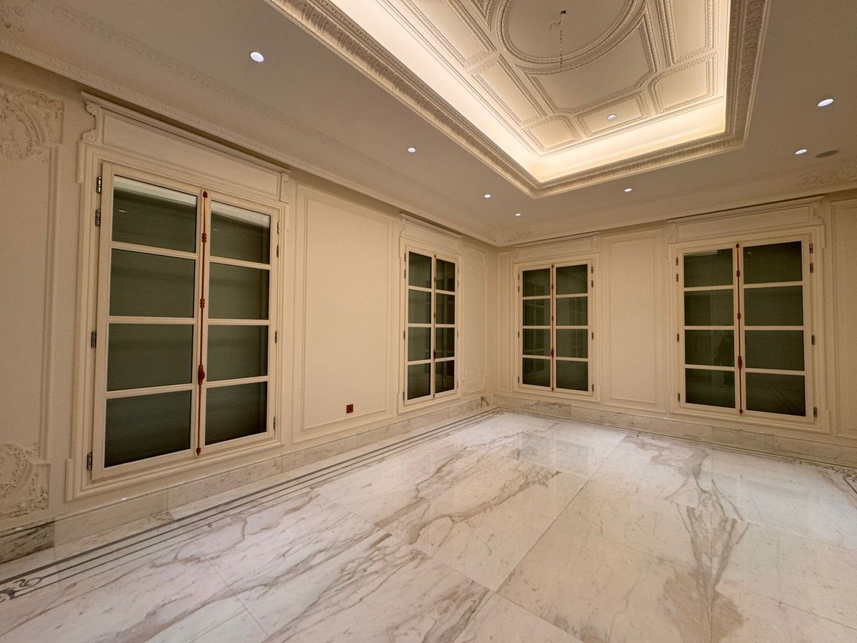 ALKAYANDECOR's tweet photo. مشروع سكني في جدة📍
تم تنفيذ النوافذ بالكامل من الخشب من الداخل والخارج باستخدام خشب Red Grandis الفاخر صناعة إيطالية.
تم تشطيبها بدهان RAL أبيض يمنحها مظهراً ناعماً وأنيقاً يضيء المكان ويعكس ذوقًا رفيعًا.

جودة تُرى، وحرفية تُحس من أول نظرة. ✨

#تصميم_داخلي #نوافذ_خشبية https://t.co/onAABVp7z0