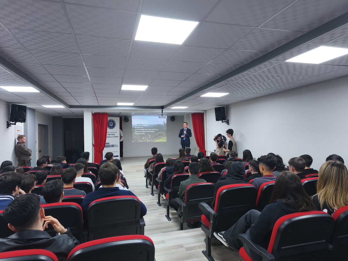 Muhammed__Sahin's tweet photo. Bugün Bahçelievler Piri Reis Anadolu Lisesi'nde gençlere Değişen Gelecek ve Kariyer Planlama sunumumu gerçekleştirdim. Bu güzel organizasyon için okul yönetimine teşekkür ederim. @MEFuniversitesi https://t.co/tSheEYj6SB