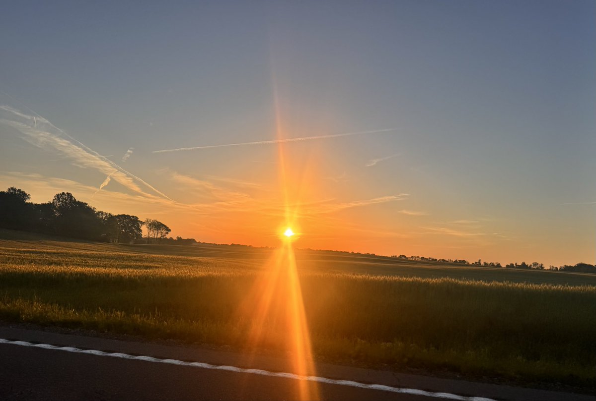 jdg1966's tweet photo. @DanielleBreezy  A beautiful sunrise in Springfield, TN https://t.co/AYkMWq3a28