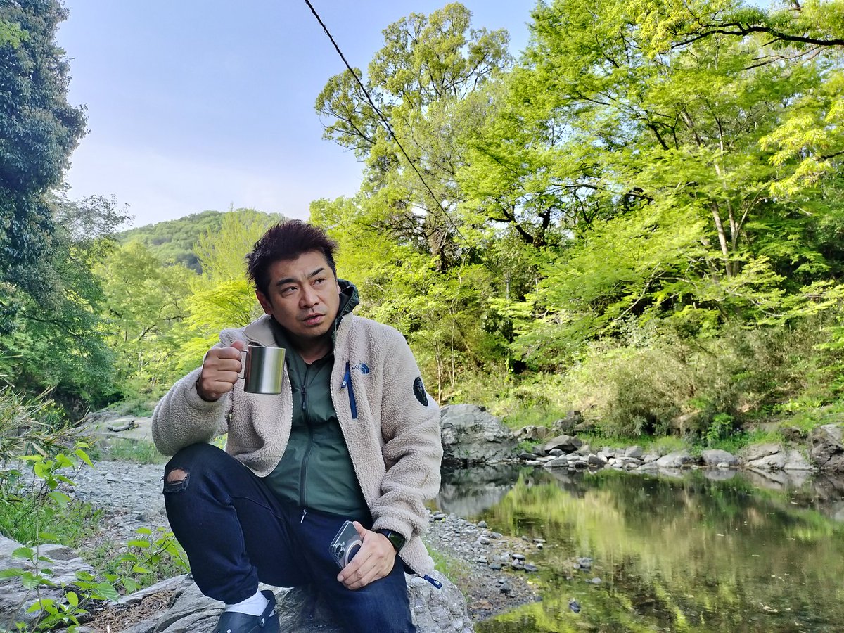 ok_sunshine_'s tweet photo. キャンプ。
GOさんが「焚き火を見てるとリラックスできるんだよー」と言っていました。かっこいいです。
さすがです。

酒入ったら、焚き火見ながらずっとエロい話してますけど。

足に火の粉がとんで、靴下に穴があいて大慌てしてましたけど。

#オテンキ　#キャンプ https://t.co/R7TDGA2vdz