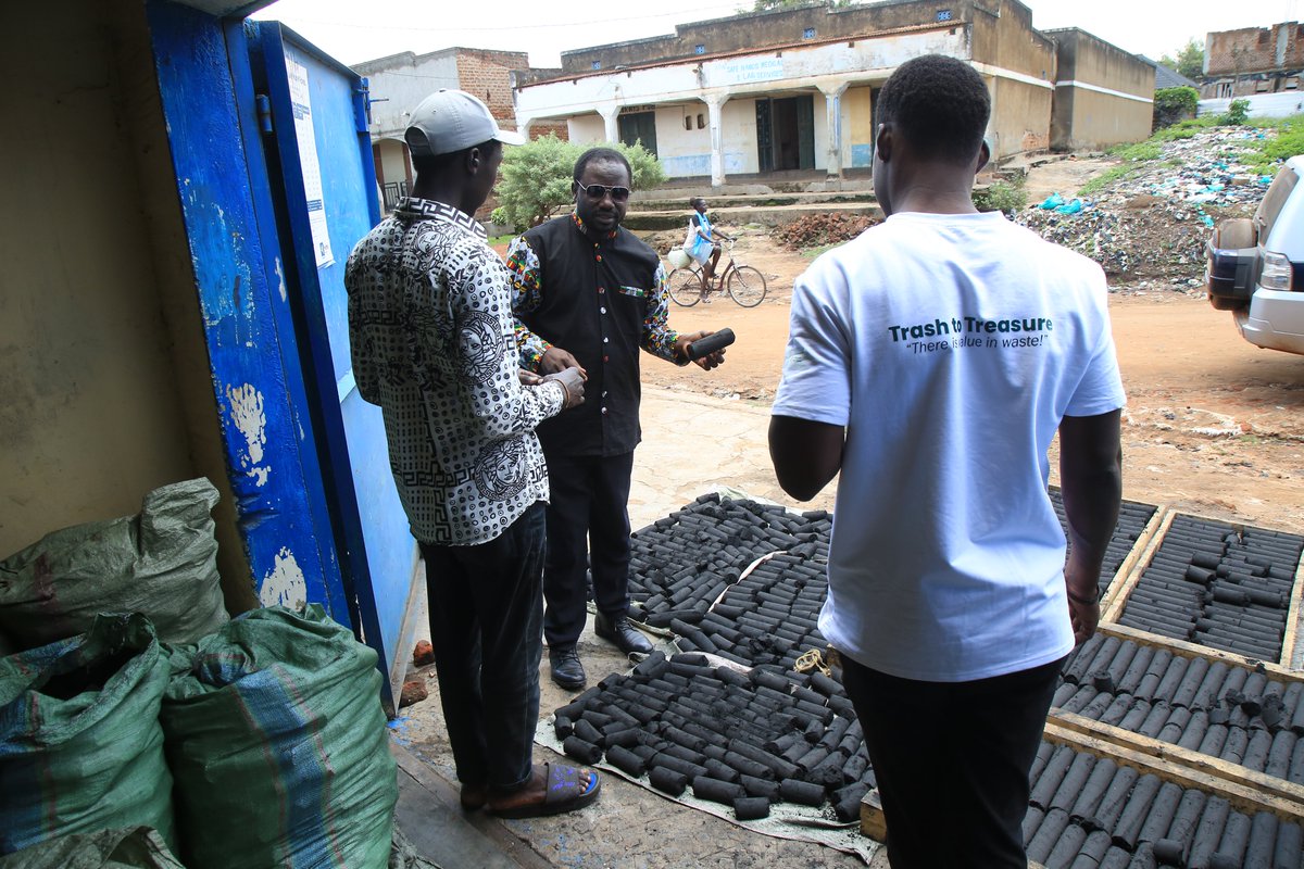 gloforduganda's tweet photo. From unemployment to entrepreneurship in Lira 💡

With support from GLOFORD Uganda &amp; Plan International under the Safe and Inclusive Cities Project, a youth group is turning waste into briquettes—and building a sustainable future.

#YouthEmpowerment #CleanEnergy #Lira https://t.co/9TDwBrGW5J