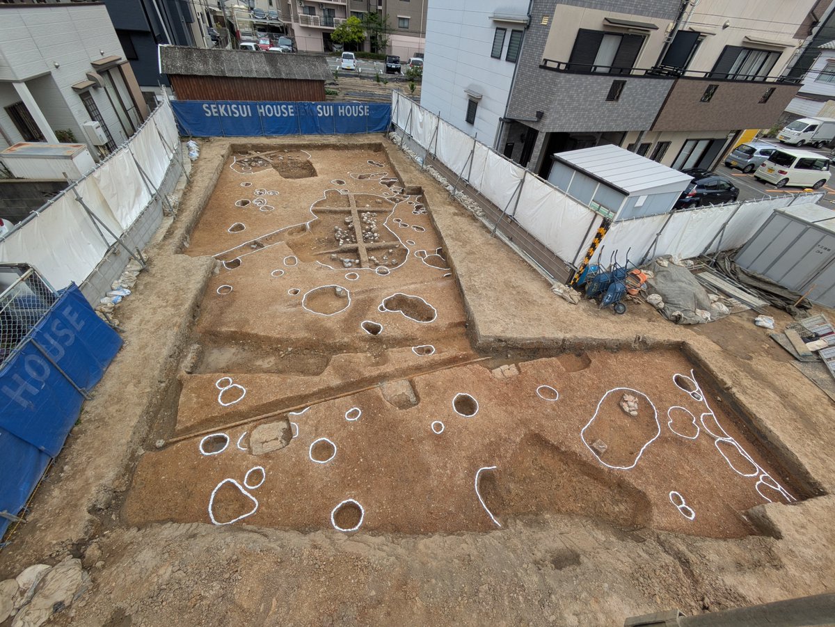 底に何か掘ってありますが不明 Even modern science can't decipher these petroglyphs! The mystery