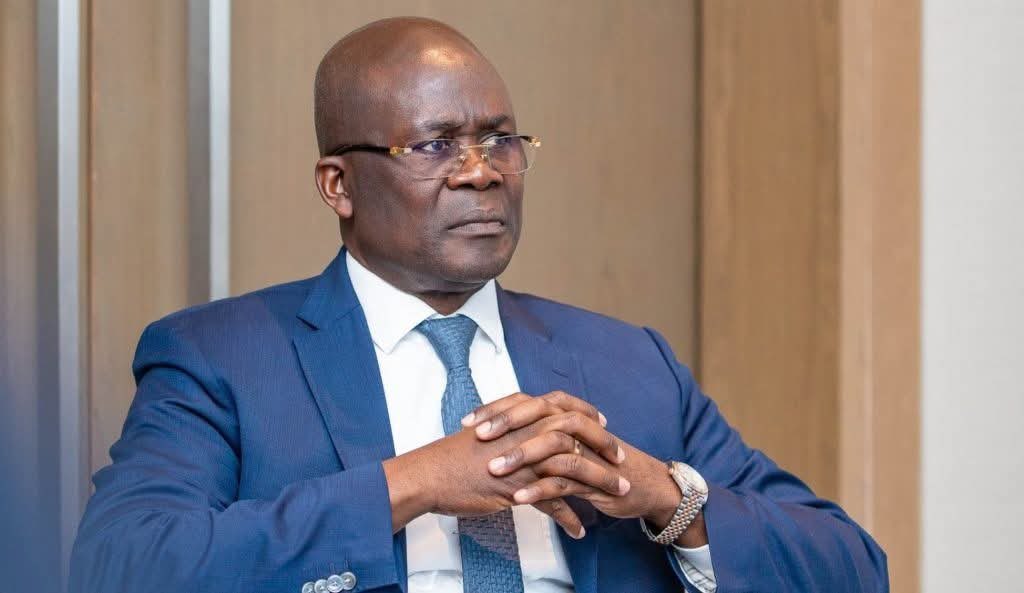YvesBuya1's tweet photo. #RDC Affaire PHC SA : Jean-Lucien #Bussa hors de cause, les précisions qui rétablissent la vérité..

Face aux allégations circulant dans l’opinion et relayées par une certaine presse, l’entourage de Jean-Lucien Bussa apporte un démenti formel. 
Derrière les accusations de « désengagement opaque », la réalité juridique des faits démontre que l'ancien ministre du Portefeuille n'a agi qu'en stricte conformité avec les textes régissant les entreprises publiques.
​Il est essentiel de rappeler qu'en droit des sociétés, le désengagement ou toute modification de l’actionnariat ne relève pas d'une décision discrétionnaire d'un ministre. 
C’est l’Assemblée Générale, en sa qualité d'organe statutaire souverain, qui est seule habilitée à prendre une telle décision. Toute évolution au sein du capital de la société Plantations et Huileries du Congo (PHC SA) repose donc sur un rapport motivé, examiné et validé par cette instance compétente, et non sur la volonté isolée d'un individu.
Loin des accusations d’usurpation ou de manœuvre occulte, les actes posés s'inscrivent dans une continuité administrative rigoureuse. Les décisions concernant les actifs de l'État font l'objet d'un suivi technique par les organes de contrôle et les experts du Portefeuille. Prétendre que Jean-Lucien Bussa aurait orchestré un « bradage » unilatéral relève d'une méconnaissance profonde des mécanismes de gestion des participations de l'État, où chaque étape est documentée et validée par les instances statutaires de la société.
Cette dénonciation déposée à l’Assemblée nationale semble donc manquer de fondement juridique solide. En ciblant la personne du ministre plutôt que de questionner les résolutions des organes de la société PHC SA, cette démarche s'apparente davantage à une tentative de déstabilisation politique qu'à une quête réelle de justice. La vérité des chiffres et des procès-verbaux des assemblées générales saura démontrer la régularité des procédures suivies.

(Source proche du dossier)